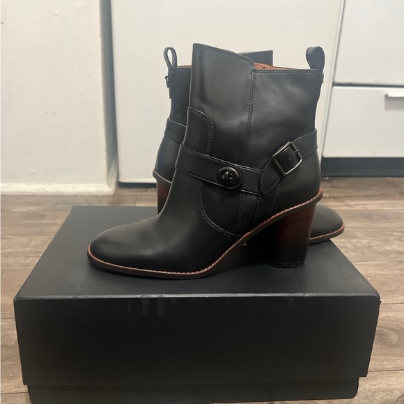 Only used twice authentic leather coach ankle boots - Picture 6 of 6